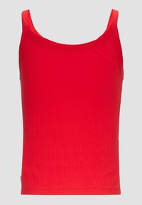 Rode geribbelde tanktop met dunne bandjes. Heeft een aansluitende pasvorm en een gladde textuur. Rechte onderzoom zonder extra accenten.