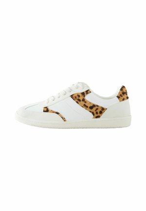 Witte sneakers met luipaardprint accenten, glad leer- en textielmateriaal, ronde neus, vetersluiting en een geruwde rubberen zool.