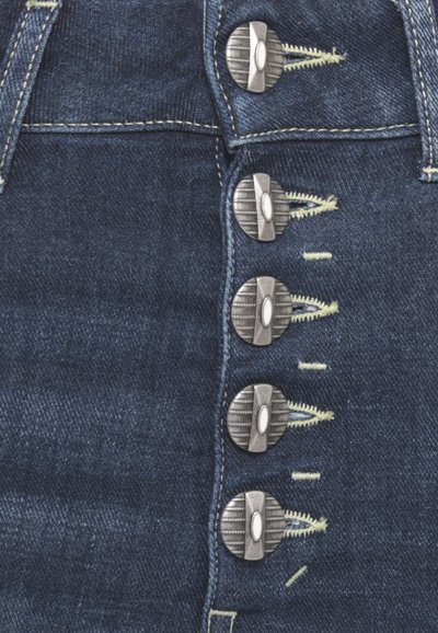 Gonna in denim con un lavaggio blu scuro, caratterizzata da cinque bottoni metallici con motivi testurizzati e accenti bianchi lungo la cerniera.
