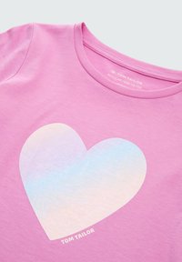 Pinkes Baumwoll-T-Shirt mit einem großen schimmernden Herz-Graphic und dem "TOM TAILOR"-Logo unten in Weiß. Regular Fit.