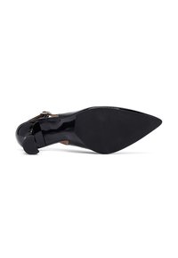 Scarpa nera in vernice con tacco alto, punta affusolata e cinturino alla caviglia, dotata di un tacco curvo e una suola in gomma testurizzata.