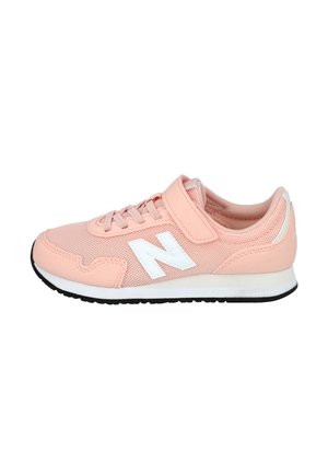 Zapatilla deportiva infantil rosa con logotipo blanco "N", parte superior de malla y material sintético, cierre de Velcro, cordones y suela blanca con dibujo de banda de rodadura negro.