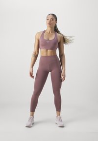 Nike Performance BRA - Sportski grudnjak s blagom potporom - smokey mauve/white