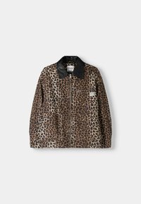 Chaqueta de estampado de leopardo con un cuello de cuero sintético negro, cierre de cremallera y bolsillo delantero. Presenta una textura suave y un corte holgado.