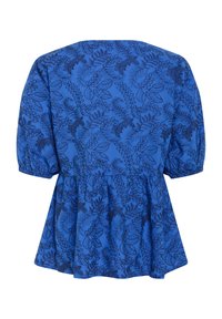 Modrý top s krátkým rukávem a nařaseným peplum lemem, s černým květinovým vzorem na texturované látce. Kulatý výstřih na zádech.