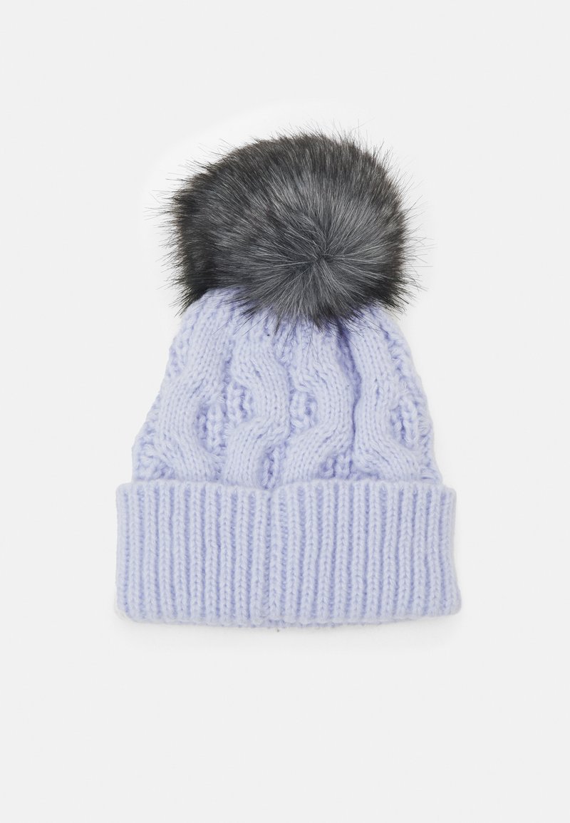 Gorro de punto de color púrpura claro con un patrón de trenzas, que cuenta con un grueso puño acanalado y un pompón de pelo sintético en gris oscuro en la parte superior.