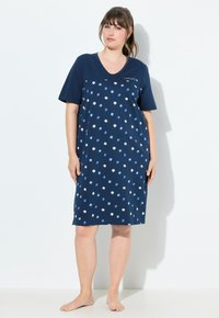 Nightdress in cotone blu navy con maniche corte, decorato con stampa di fiori bianchi e azzurri, scollatura a V e vestibilità comoda.