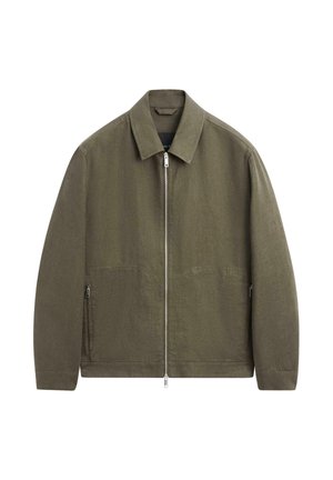 Olivgrüne Herrenjacke mit Reißverschluss, spitzem Kragen, langen Ärmeln und Reißverschlusstaschen an den Seiten, dargestellt auf weißem Hintergrund.