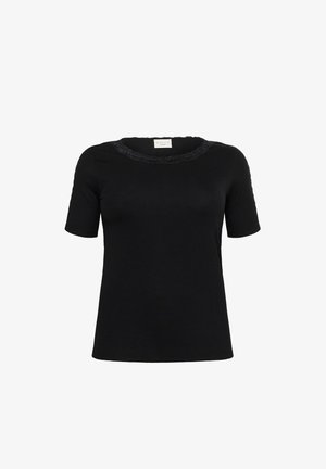 Haut noir à manches courtes en tissu doux, avec un col rond, orné de détails en dentelle autour du col. Coupe décontractée.