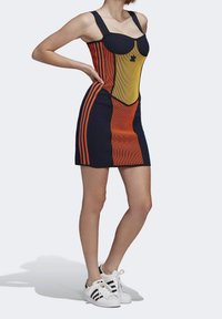 adidas Originals Pouzdrové šaty - mustard yellow