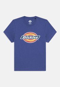 Mėlynas medvilninis marškinėliai trumpomis rankovėmis su apvaliu kaklu. Priekyje yra didelis apvalus logotipas su žodžiu "Dickies" baltomis ir geltonomis detalėmis.
