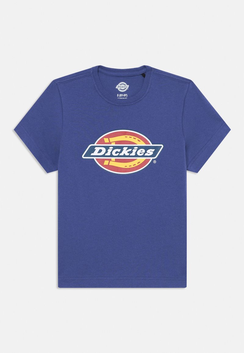 Kreklu ar apaļu kakla izgriezumu un īsām piedurknēm, izgatavots no zila kokvilnas. Priekšpusē ir liels apļveida logo ar vārdu "Dickies" baltā krāsā un dzelteniem akcentiem.