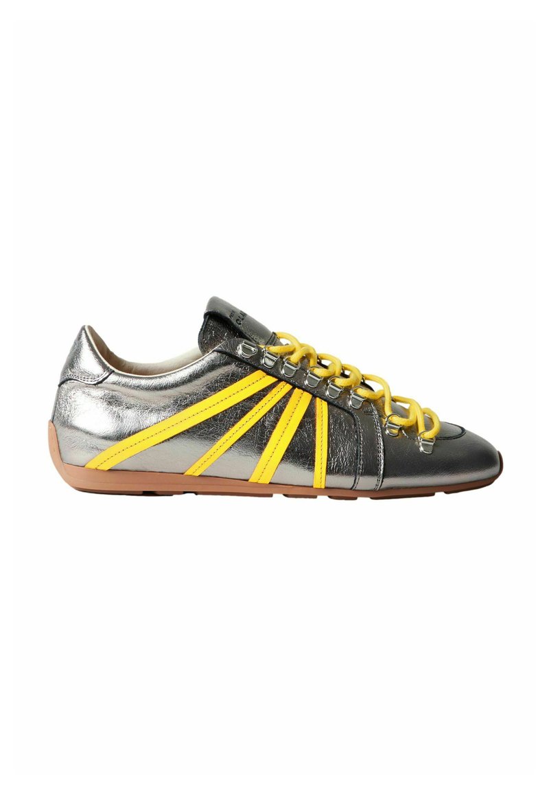 Sneaker argentato e nero metallizzato con accenti gialli, caratterizzato da un profilo basso, punta rotonda e un design unico della fibbia con lacci a contrasto.