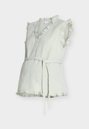 Top sin mangas de cuadros vichy verde claro con bordes fruncidos, escote en V con botones y un cinturón de tela a juego atado en la cintura.