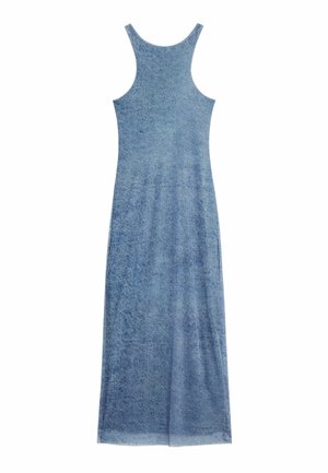 Denim maxiklänning i ljusblått, med en figursydd silhuett, ärmlös design och mjuk textur. Enkla, rena linjer genom hela plagget.