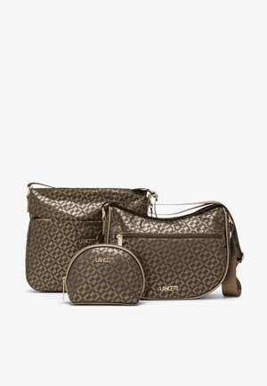 Tres bolsos Lancetti en un acabado metálico bronce presentan un patrón geométrico. Incluye un bolso grande para el hombro, un bolso mediano cruzado y una pequeña bolsa.