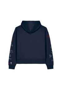 Sweat à capuche bleu marine avec une capuche, présentant de petits symboles graphiques blancs, rouges et roses ainsi que du texte imprimé le long des deux manches.