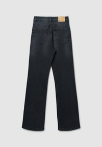 Czarne dżinsy o prostych nogawkach leżące płasko, z widocznymi tylnymi kieszeniami, paskami na pasek i małą brązową skórzaną metką marki na pasku.