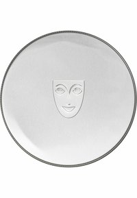 Ovales Metalletui mit gebürsteter Silberoberfläche. Im Zentrum befindet sich ein geprägtes Gesichtsmuster und ein dekorativer, gestickter Rand.