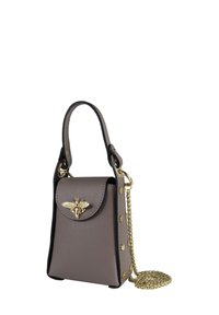 Kleine grijze leren handtas met een gouden bijengespsluiting, zwarte accenten, een kettingriem en gouden studs aan de zijkanten. Rechthoekige vorm met een afgeronde bovenkant.