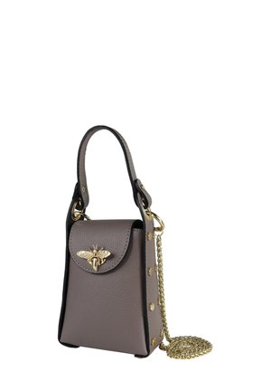 Kleine graue Lederhandtasche mit einem goldfarbenen Bienenverschluss, schwarzen Akzenten, Kettenriemen und goldenen Nieten an den Seiten. Rechteckige Form mit abgerundetem oberen Rand.