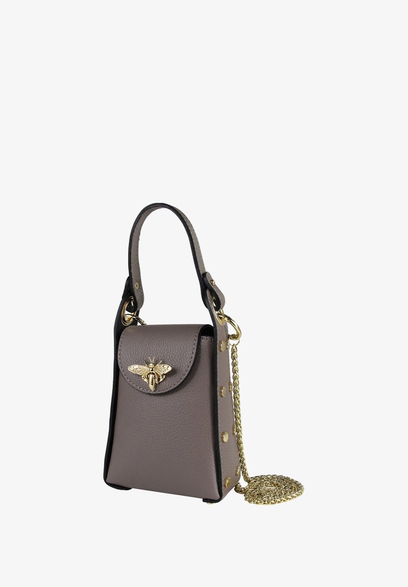 Kleine grijze leren handtas met een gouden bijengespsluiting, zwarte accenten, een kettingriem en gouden studs aan de zijkanten. Rechthoekige vorm met een afgeronde bovenkant.