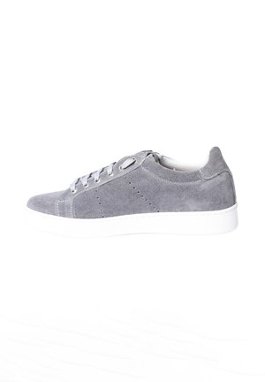 Sneaker grigio in camoscio, modello basso, con suola bianca, lacci e dettagli laterali traforati, mostrato dal lato esterno.