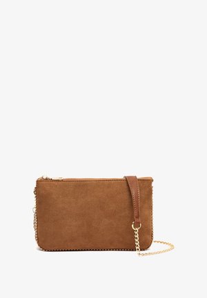 Pochette rectangulaire en daim marron avec bandoulière chaîne dorée et fermeture éclair sur fond blanc.
