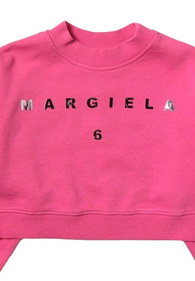 Felpa cropped rosa brillante con lettere in blocco argentate che formano la scritta "MARGIELA" e un "6" sul davanti; collo e polsini a costine.