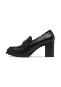 Fekete bőr magas sarkú loaferek kerek orral, emelt elülső pánttal és texturált blokk sarkú kialakítással a jobb tapadás érdekében.