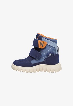 Scarpe alte per bambini di colore blu navy e azzurro chiaro con cinturini in velcro, caratterizzate da un tessuto texturizzato, suola in gomma e un accento arancione vicino alla parte superiore.