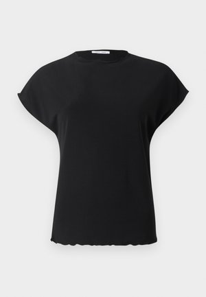 Blouse noire à manches courtes avec épaules larges, encolure ronde et ourlet légèrement festonné, présentée sur un fond clair uni.