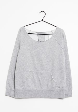 Jasnoszara bluza z długim rękawem, z przednią kieszenią typu kangur i szerokim dekoltem, wisząca na czarnym wieszaku na białym tle.