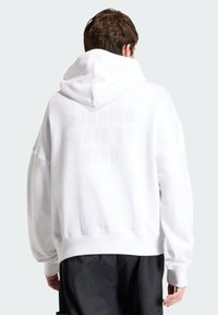 Λευκό hoodie με μεγάλο κουκούλι, να πέφτει στους ώμους και το κείμενο "RUNNING STATE OF MIND" σε ανοιχτό γκρι στην πλάτη. Μαλακό, υφασμάτινο ύφασμα με υφή.