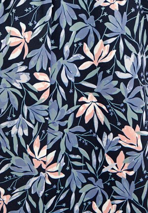 Bloemenstof met een marineblauwe achtergrond en blauwe, roze en groene bladeren en bloemen. Het ontwerp bevat verschillende vormen en texturen.