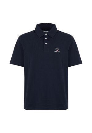 Polo a maniche corte blu navy con tre bottoni bianchi e la scritta bianca "Sebago Yacht Club" sul petto sinistro.