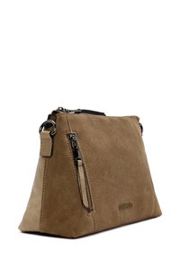 Borsa a tracolla in suede marrone con forma triangolare, dotata di una parte superiore con zip nera, tasca laterale con zip e dettagli in metallo argentato.