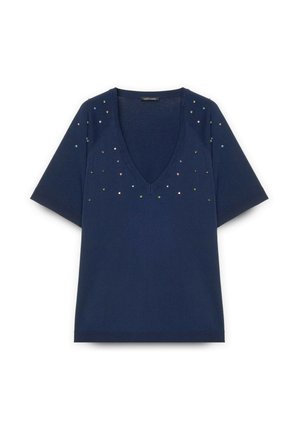 Top de cuello en V de manga corta en azul marino con adornos decorativos en varios colores a lo largo del pecho. Tejido suave con una textura lisa.