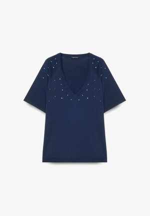Top a maniche corte blu navy con scollatura a V e decorazioni colorate sul petto. Tessuto morbido con una consistenza liscia.