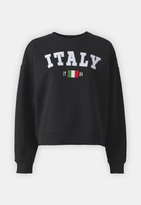 Sweat-shirt noir à manches longues avec texte blanc "ITALY", petit drapeau italien et "IT 24" imprimés sur le devant.