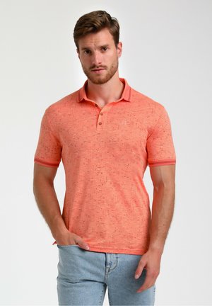 Pikantes Poloshirt mit kurzen Ärmeln in Koralle, aus strukturiertem Stoff mit Sprenkeln, mit einer Knopfleiste mit drei Knöpfen und kontrastierenden Besätzen am Kragen und an den Ärmeln.