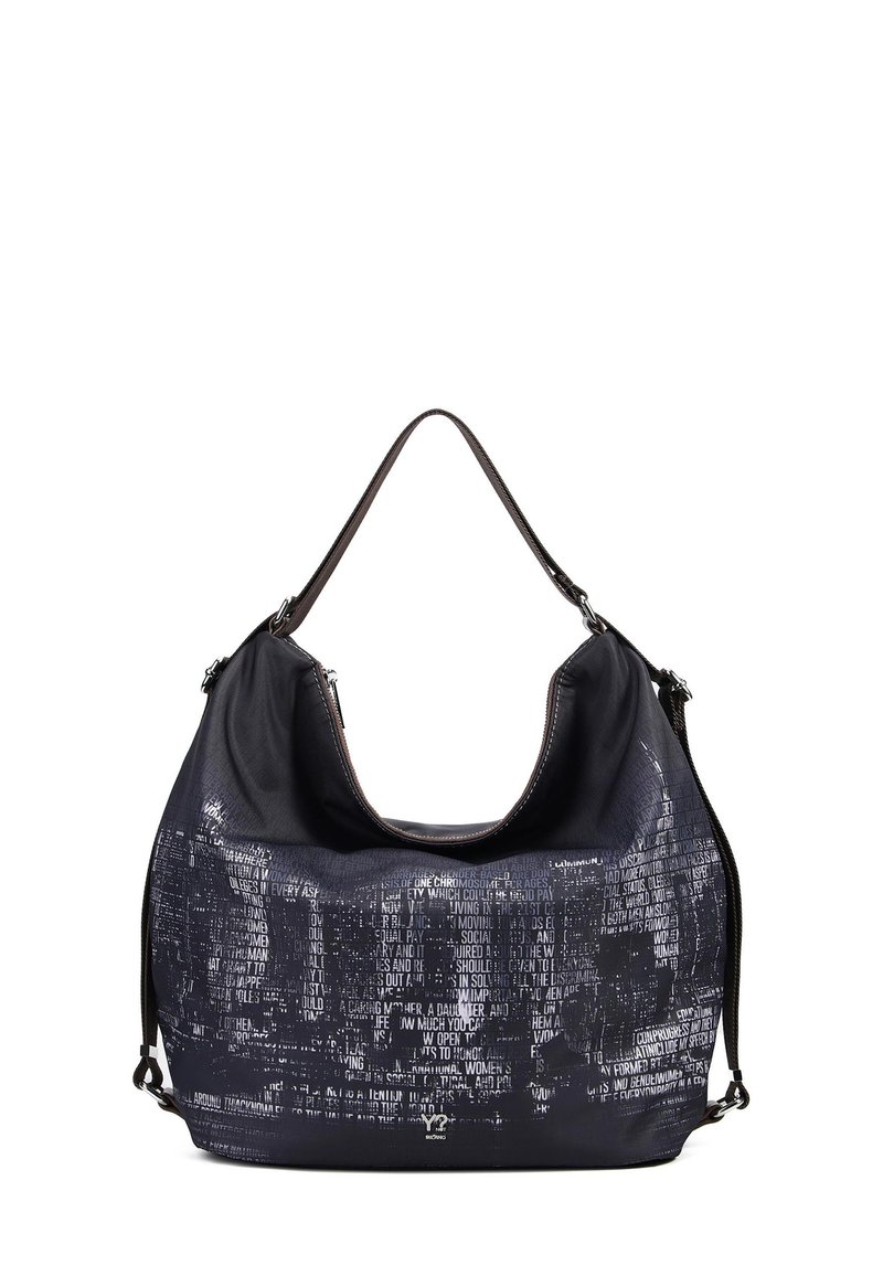 Borsa a tracolla nera in nylon con una superficie lucida e tessurizzata, caratterizzata da motivi testuali stampati in bianco e una singola tracolla marrone.
