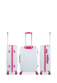 Maleta rígida blanca con acentos en rosa. Cuenta con ruedas dobles, mango telescópico y rayas a lo largo de los lados. Incluye un candado.