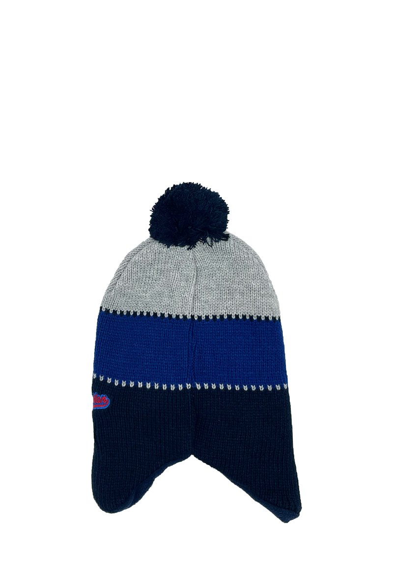 Cappello invernale lavorato a maglia con strisce grigie, blu e blu scuro, paraorecchie, un pom-pom blu scuro e un piccolo dettaglio ricamato rosso.