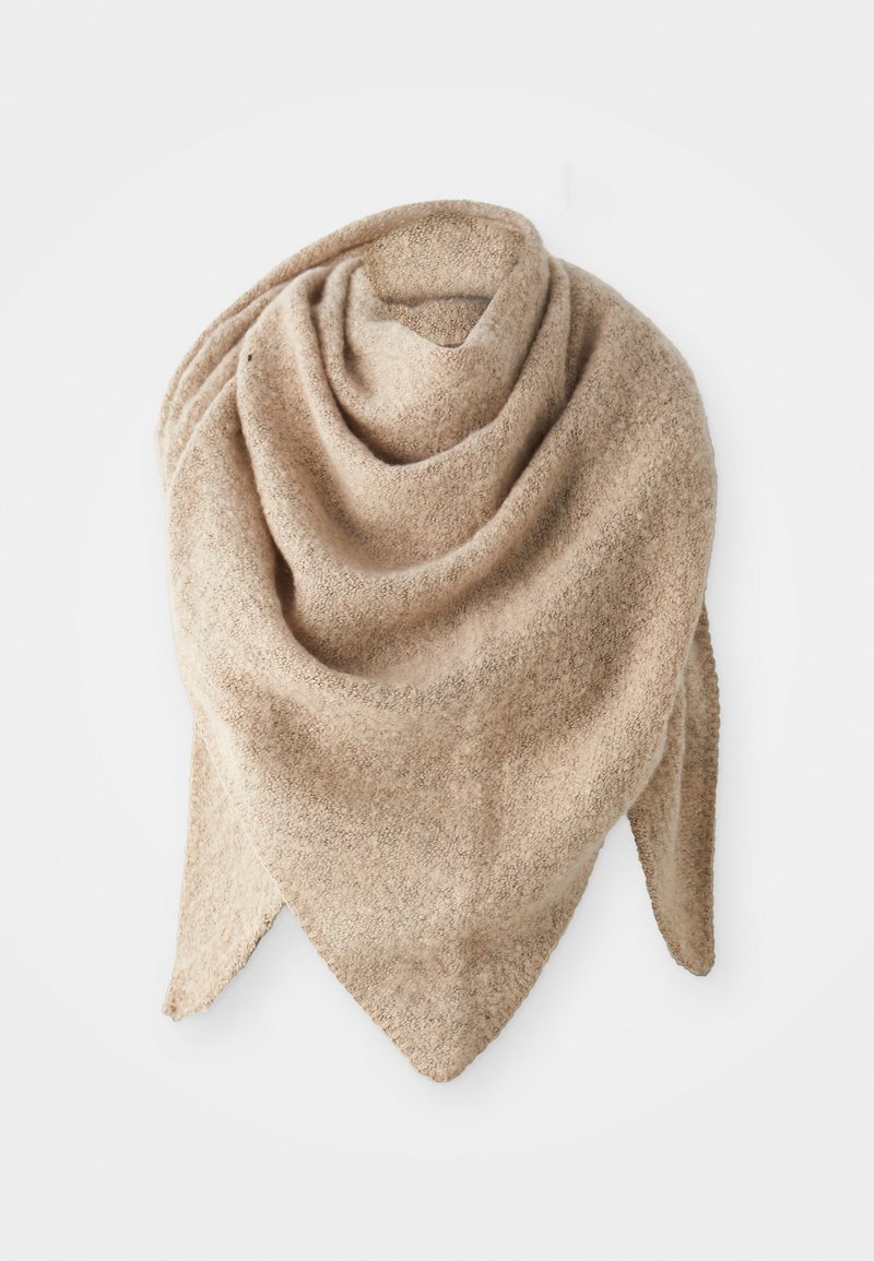 Écharpe triangulaire beige clair, fabriquée en tissu doux et texturé avec des variations de couleur subtiles, présentant un drapé arrondi et des bords frangés.