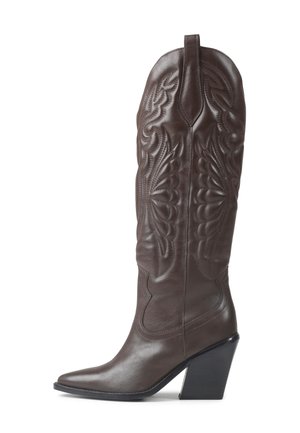 Bruine leren cowboylaarzen met een spitse neus en een gegraveerd bloemenpatroon, voorzien van een gestapeld hak en ingewikkelde stiksels.