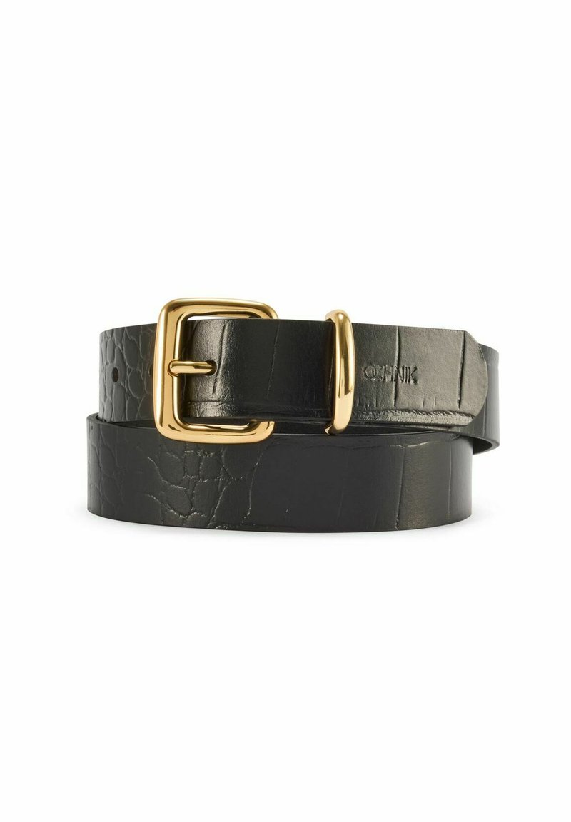 Czarny skórzany pasek o fakturze przypominającej skórę krokodyla, z błyszczącą klamrą w złotym odcieniu. Projekt obejmuje gładki pasek i detale.