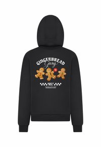 Felpa nera con grafiche di omini di pan di zenzero sulla schiena, con "GINGERBREAD Gang" e accenti a scacchi bianchi e rossi.