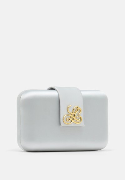 Kompakt rektangulær sølvclutch med afrundede kanter og en gylden dekorativ lås på en central rem.