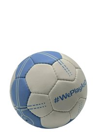 Een handbal met een wit en blauw ontwerp, met de hashtag #WePlayAsOne duidelijk weergegeven. De bal is gedeeltelijk zichtbaar op een witte achtergrond.